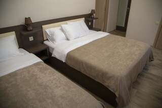 Отель Hotel Triston Тбилиси Стандартный трехместный номер-9