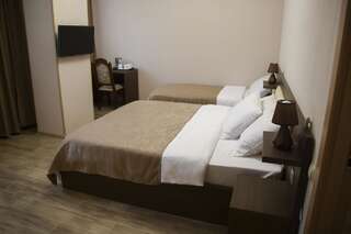Отель Hotel Triston Тбилиси Стандартный трехместный номер-10