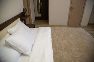 Отель Hotel Triston Тбилиси Стандартный трехместный номер-11