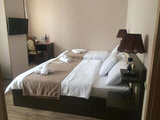 Отель Hotel Triston Тбилиси Стандартный трехместный номер-19