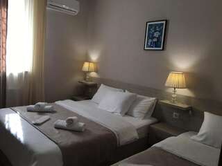 Отель Hotel Triston Тбилиси Стандартный трехместный номер-21