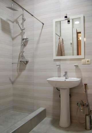 Отель Hotel Triston Тбилиси Стандартный трехместный номер-27