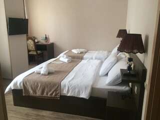 Отель Hotel Triston Тбилиси Стандартный трехместный номер-6
